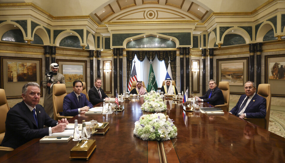 MØTE: USAs utenriksminister Marco Rubio (nr to fra venstre) sammen med sin russiske motpart Sergej Lavrov (høyre). Ingen ukrainske eller europeiske representanter er til stede på møtet.