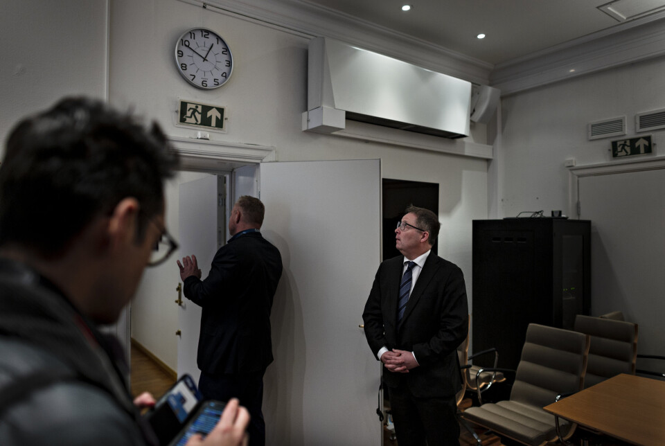 TIDEN ER OMME: Bjørn Arild Gram kikker en siste gang på klokka på kontoret hos Forsvarsdepartementet. Minutter senere forlot han arbeidsplassen for godt.