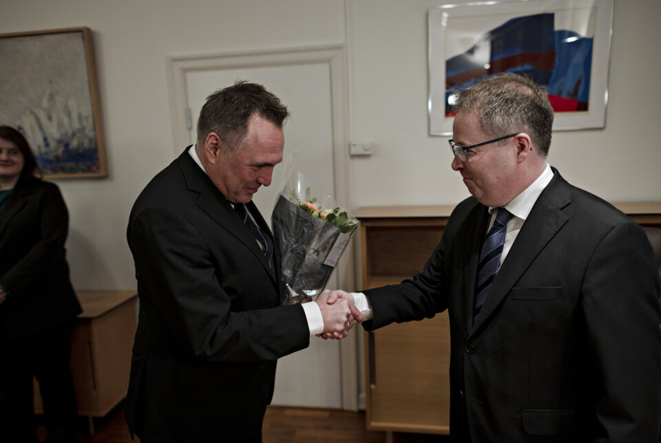 BYTTET: Gram gratulerte hans arvtaker Tore Sandvik som ny forsvarsminister.