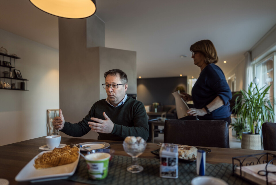 I STUEN: Gram tar imot Forsvarets forum hjemme i Steinkjer, og byr på vafler og iskake. Samboer Anne-Lise skjenker kaffe.