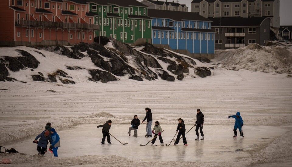 LEK: Barn går på skøyter i Nuuk på Grønnland, 16. februar 2025.