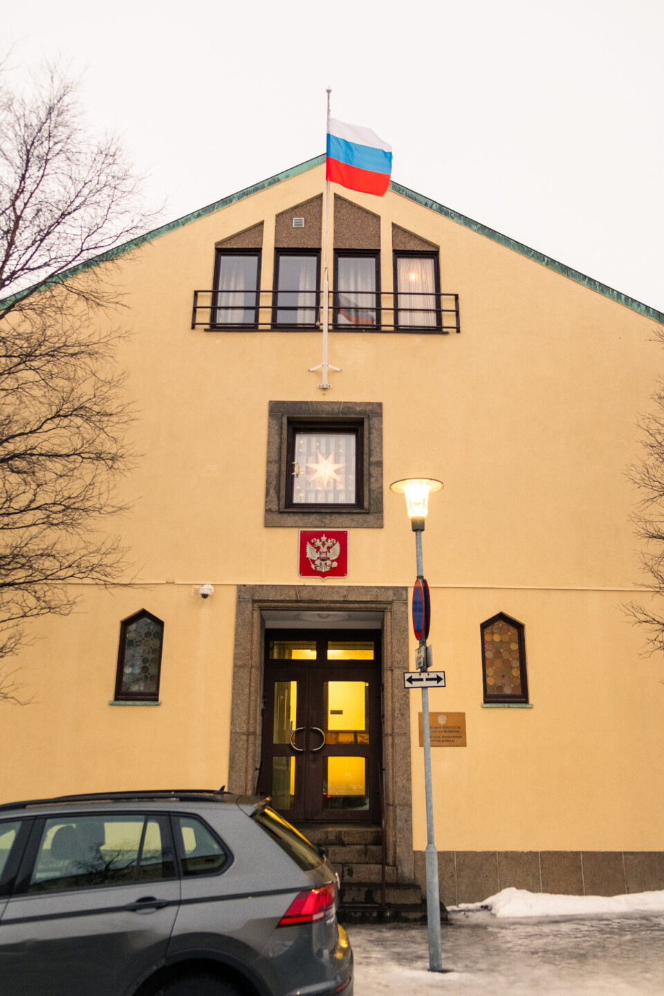 FORTSATT ÅPENT: Det russiske generalkonsulat er fortsatt i drift midt i Kirkenes sentrum.
