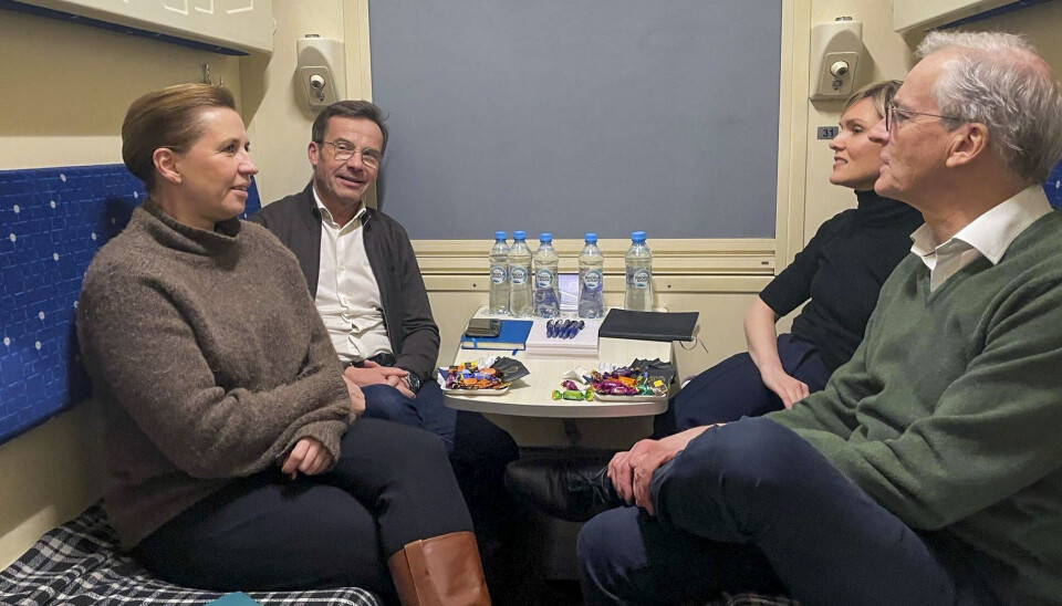 PÅ VEI: F.v.: Danmarks statsminister Mette Frederiksen, Sveriges statsminister Ulf Kristersson, Islands statsminister Kristrún Mjöll Frostadóttir og Norges statsminister Jonas Gahr Støre på toget til Kyiv før toppmøtet med europeiske ledere på treårsdagen for den russiske invasjonen tirsdag.