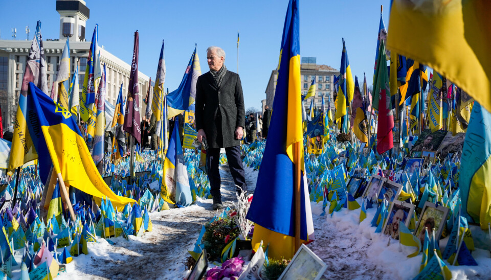 MAIDAN: Statsminister Jonas Gahr Støre (Ap) på Maidan-plassen i Kyiv i Ukraina mandag, tre år etter den russiske invasjonen.