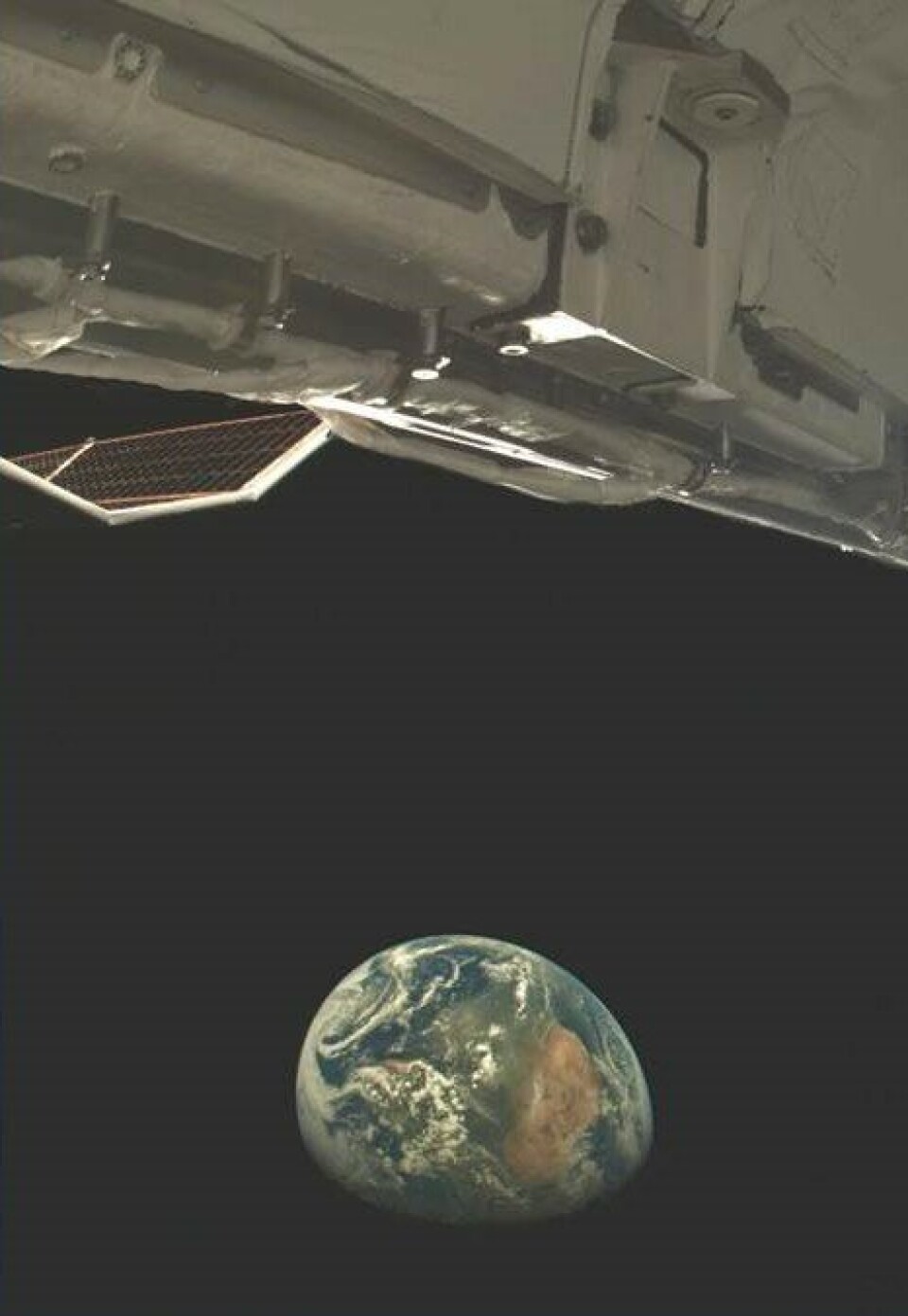 FØRSTE BILDE: Deler av X-37B synes øverst i bildet, som er publisert i høydeformat av Space Force.