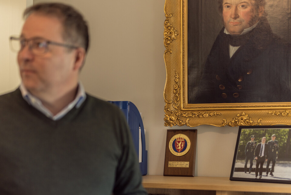 HEDERSPLASS: En crest som takker for samarbeidet i Forsvarsdepartementet og bildet fra 8. mai-markering har fått plass under et malt portrett av hans tipptippoldefar.