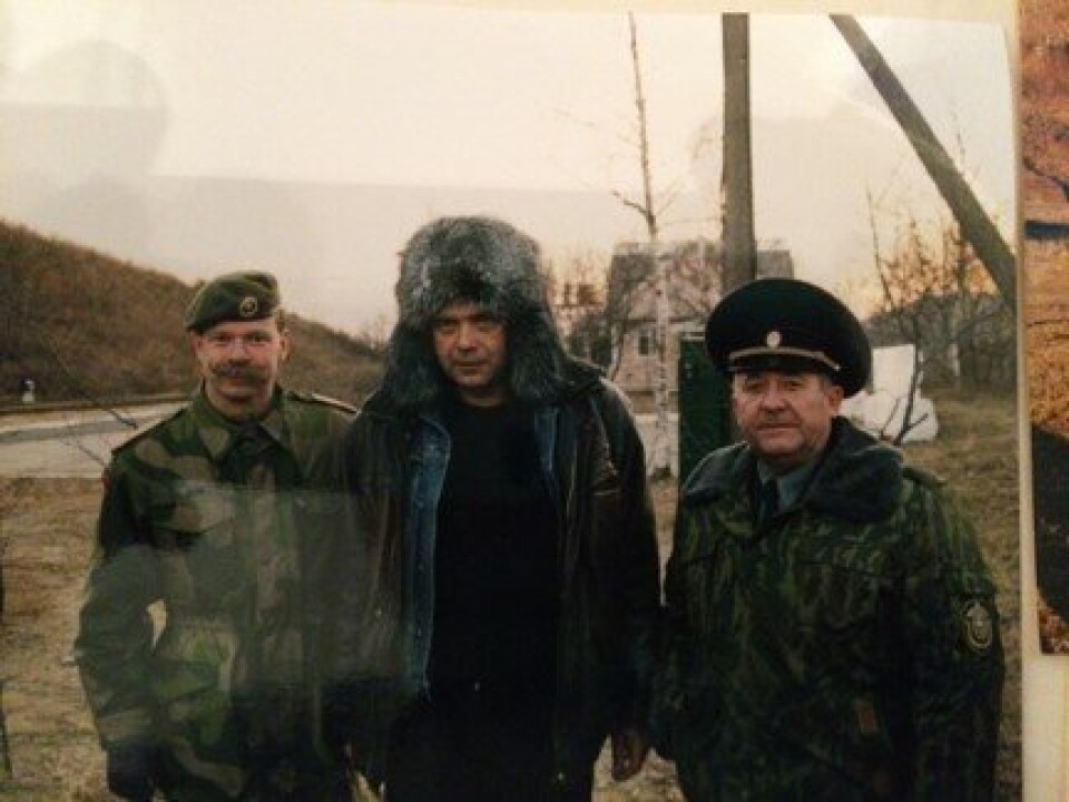 GRENSA: Jørn Buø (t.v.) på grensa mellom Russland og Nord-Korea hausten 2002 saman med direktøren for jernbanen som er den einaste landsforbindelsen mellom Nord-Korea og Russland, og den russiske grensekommissæren.