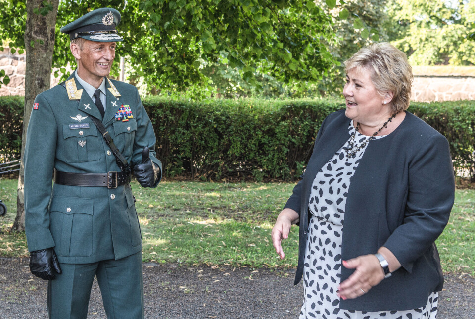SATSING: Erna Solberg vil bruke mer penger på forsvar. Her med forsvarssjef Eirik Kristoffersen fra den gang hun var statsminister.