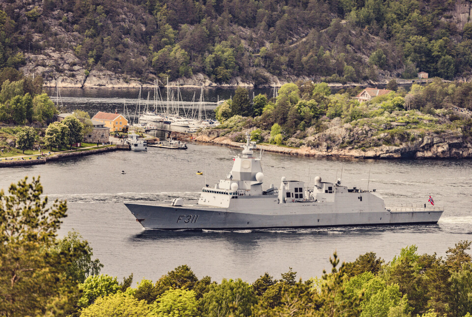OSLOFJORDEN: KNM Roald Amundsen foran Oscarsborg festning i utenfor Drøbak.