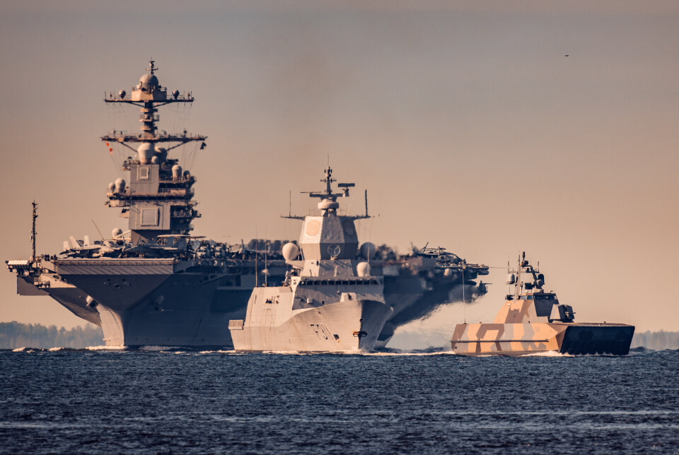 HANGARSKIP: USS Gerald R. Ford seiler innover Oslofjorden, eskortert av KNM Roald Amundsen og KNM Storm.