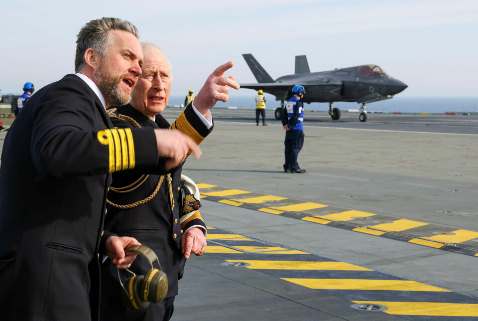 PÅ DEKK: Kong Charles fikk en omvisning på dekket av hangarskipet.