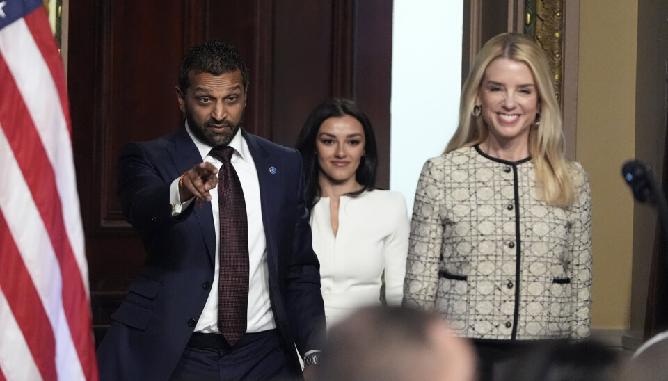 ANKLAGER: Riksadvokat Pam Bondi, til høyre, ankommer en seremoni for edsavleggelse for Kash Patel, president Donald Trumps nye direktør for FBI, til venstre, sammen med Alexis Wilkins, fredag 21. februar 2025, i Det hvite hus. De anklager to nåværende amerikanske soldater og én tidligere soldat for å ha forrådt USA. Alle tre har kinesisk-klingende navn.