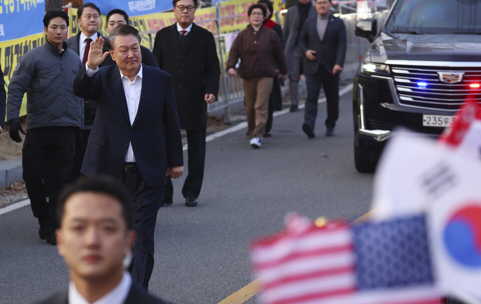 VINKER: Sør-Koreas president Yoon Suk-yeol vinket til støttespillere da han ble løslatt fra fengsel i Uiwang lørdag.