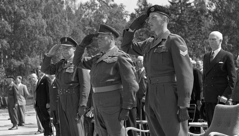 HÆRMENN: Kronprins Olav og prins Harald var til stede for da befalsskolen for kavaleriet feiret sitt 150 års jubileum på Trandum i 1957.