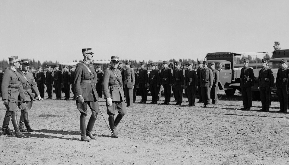 ÅRET FØR KRIGEN: Kong Haakon i front inspiserte sammen med kronprins Olav (helt til venstre) en militær øvelse på Gardermoen 20. september 1939.