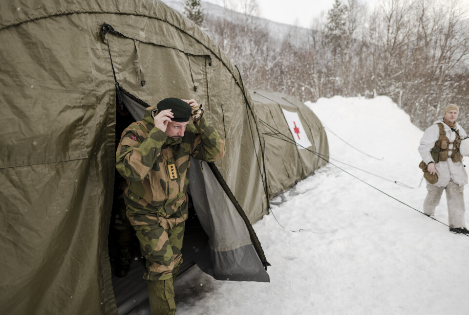 FELTSYKEHUS: Kronprisen må rette på bereten sin.
