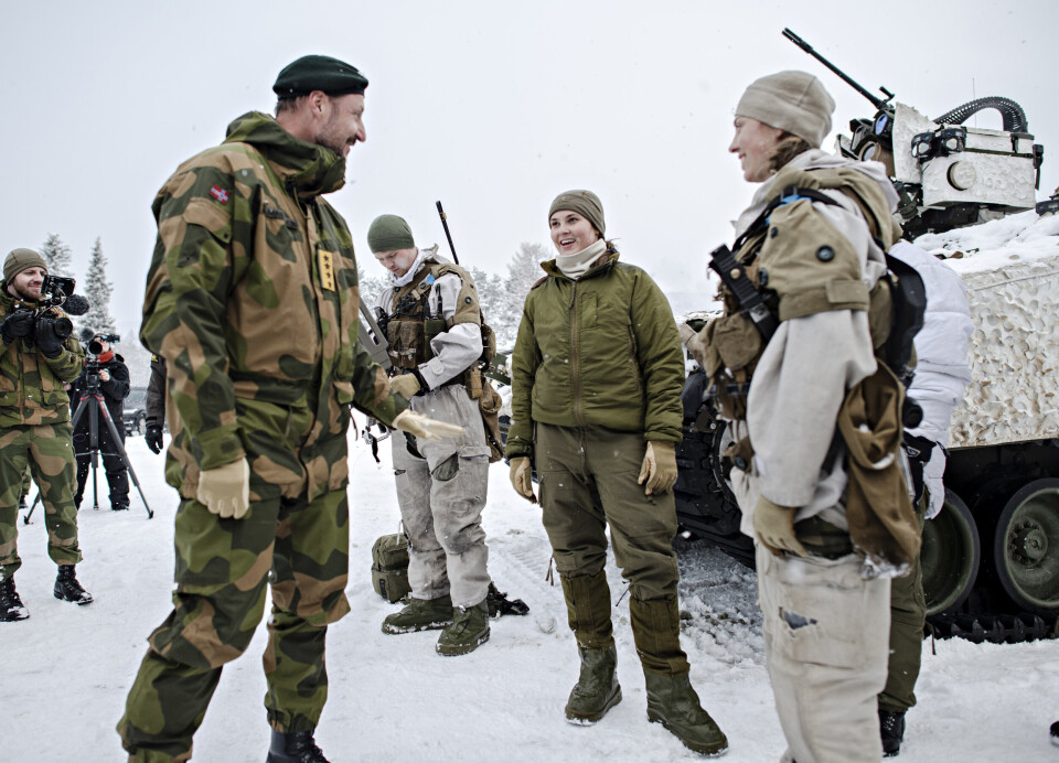 JOINT VIKING: Konprins Haakon møter Ingrid Alexandra under øvelsen Joint VIking i mars.