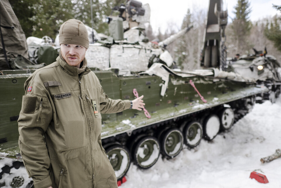 REDDET VOGNEN: Marcus Sørensen leder arbeidet med å få vogna løs fra snøen.