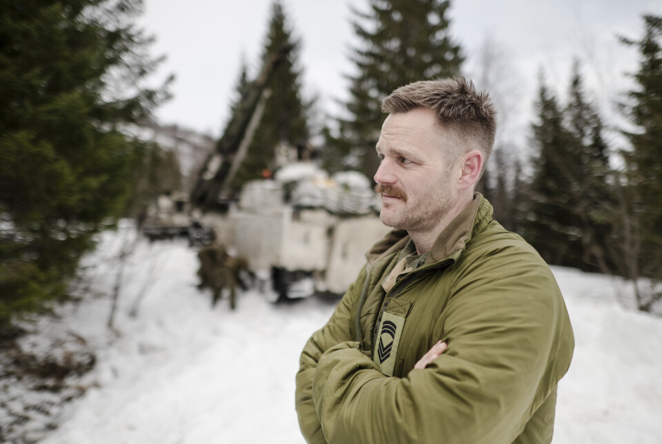 SKUFFET: Mens stridsvognen berges, forklarer Morten Asbjørnsen at grunneieren er lei seg over Forsvarets avtalebrudd.