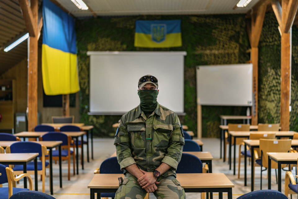 LÆRER OPP UKRAINERNE: «Ole» er troppssjef i operasjonen. Her er han i undervisningsrommet på Værnes.