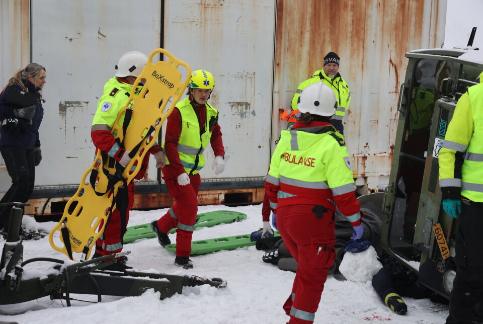 AMBULANSEN: Ambulansepersonell fra Narvik er med å deltar under øvelsen.