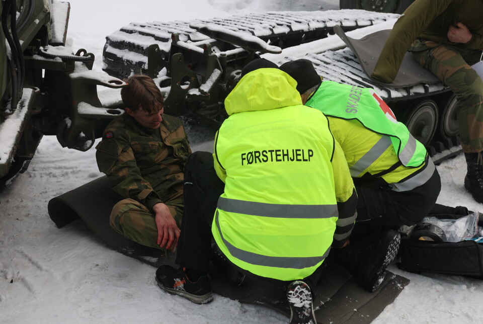 BJERKVIK: Førstehjelpspersonell hjelper en skadd soldat.