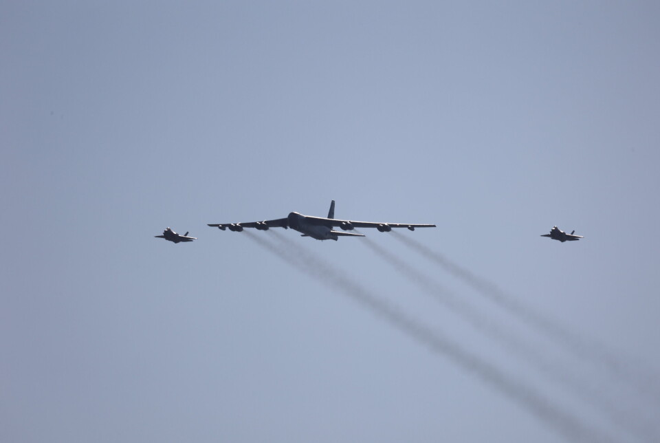 OSLOFJORDEN: Et B-52 bombefly kommer inn over oslofjorden eskortert av to norske F-35-jagerfly.