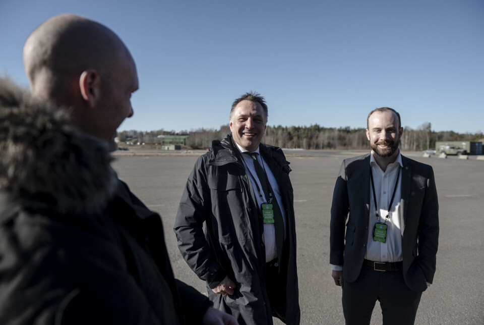 GOD TONE: Forsvarsministeren fikk servert argumentene om hvorfor Rygge bør bli valgt av fylkesordfører i Østfold Sindre Martinsen-Evje (t.v.) og Moss-ordfører Simen Nord.