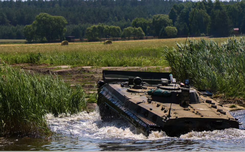 POLEN: I henhold til avtalen skal de 111 bestilte kjøretøy-ene leveres til de polske landstyrkene i årene 2025 til 2029.