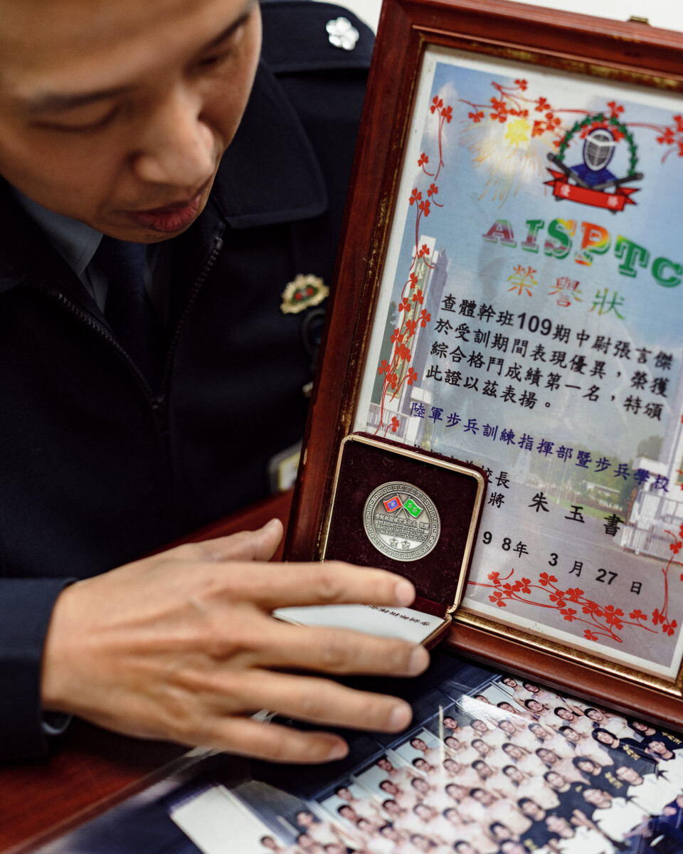 Yan-Jie Chang er militærinstruktør på Jingmei videregående skoe i Taipei.