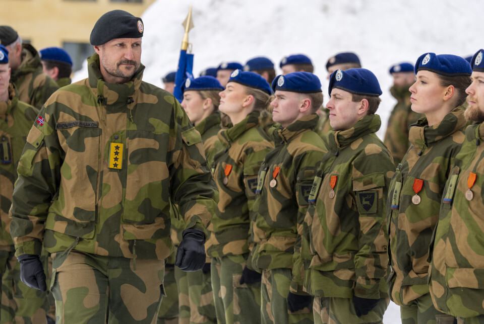 INSPEKSJON: Kronprins Haakon inspiserer ingeniørbataljonen der der hans datter prinsesse Ingrid Alexandra tidligere har fått utdelt Hærens vernedyktighetsmedalje under en høytidelig oppstilling i Skjold leir i Målselv i Troms tirsdag.
