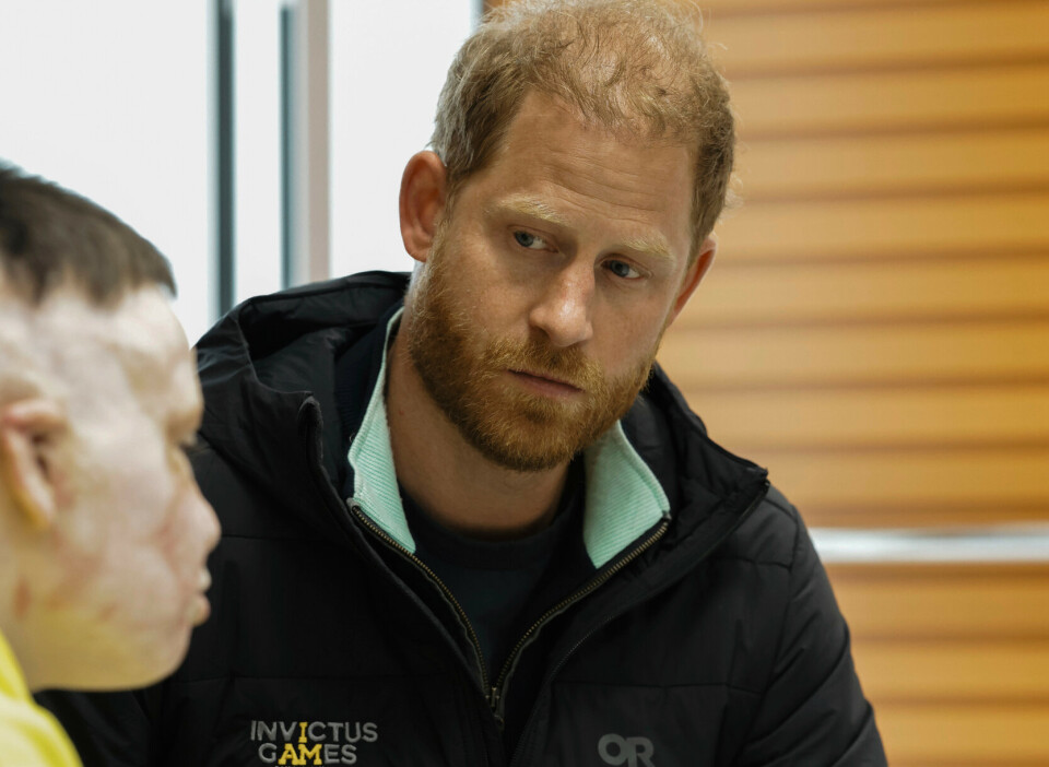 I UKRAINA: Bildet viser prins Harry i samtale med en av dem som mottar behandling ved Superhumans-senteret.