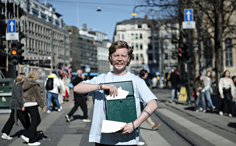 FYLLER POSTKASSA: Erlend Arnesen på gata i Oslo for å fylle opp postkassen med spørsmål.