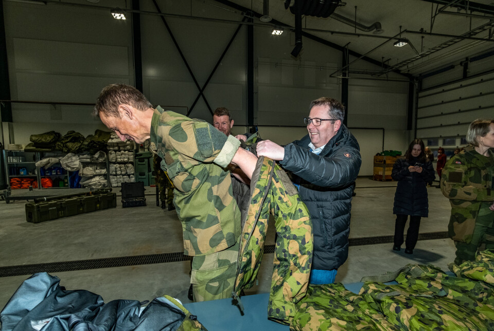 TATT?: Dette bildet, fra utrullingen av de første uniformene til soldater ved Garnisonen i Sør-Varanger viser tidligere forsvarsminister Bjørn Arild Gram dra Nordic Combat-uniformen av Eirik Kristoffersen.