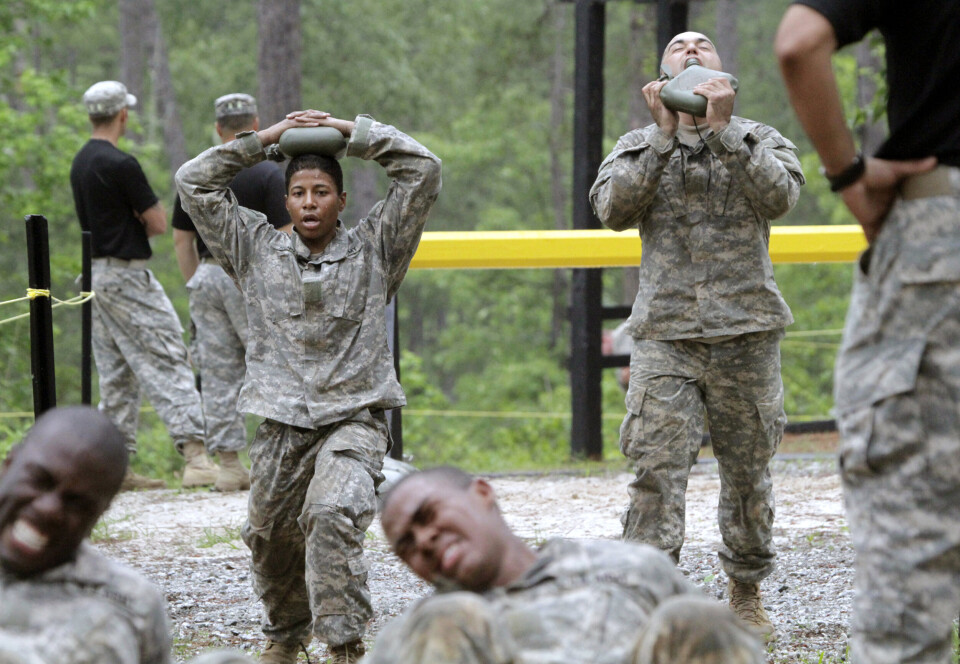 KREVENDE ØVELSER: Bildet viser soldater ved U.S. Army Ranger School i april 2015. Her gjennomfører de hinderløypen Darby Queen, en av de tøffeste hinderløypene i den amerikanske hæren.