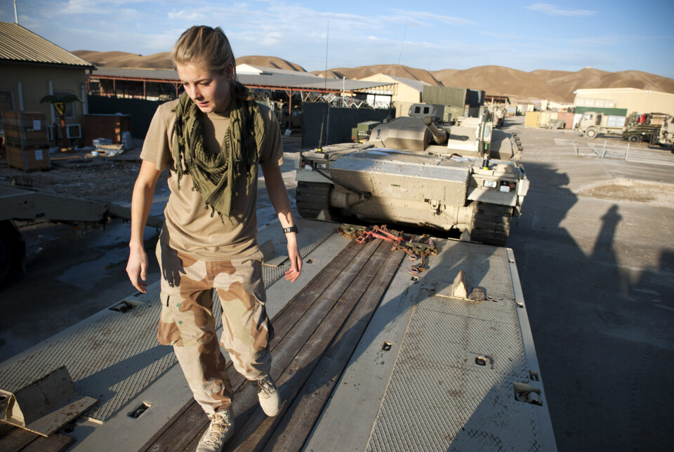 SHEMAGH: Norsk soldat med Shemagh-skjerf i Meymaneh. Bildet er tatt under en reportasjereise i 2012.