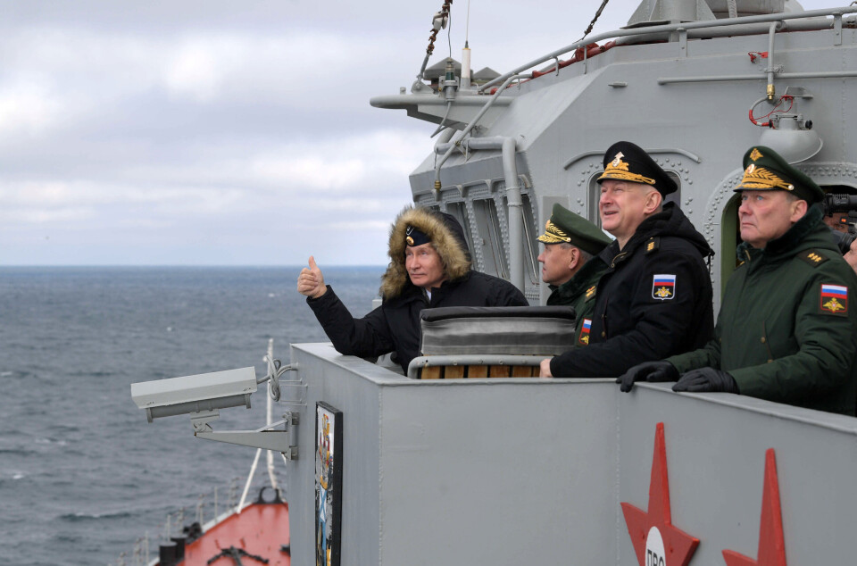 ARKIVBILDE: Den russiske missilkrysseren Marskalk Usinov trente denne uken i Barentshavet, nær norskegrensen. På bildet er Russlands president Vladimir Putin (t.v.) om bord fartøyet under en øvelse i Svartehavet i januar 2020.