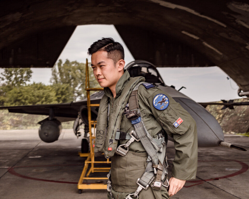 Vi besøker Tainan flystasjon og luftkrigsskolen. Her treffer vi kadetten Howard og piloten 'Jinkin'.
