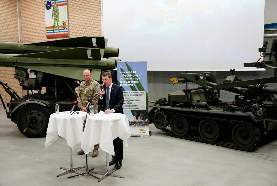 STOR NYHET: Danmarks forsvarsminister Troels Lund Poulsen (t.h.) og forsvarssjef Michael Hyldgaard under en tidlige anledning om luftverninnkjøp.