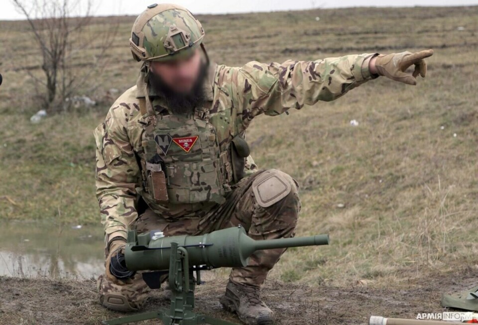 MINE: En ukrainsk soldat med en DM22 mine.
