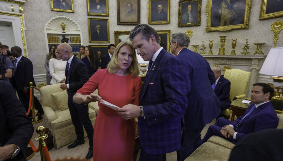 Norges USA-ambassadør Anniken Huitfeldt sammen USAs forsvarsminister Pete Hegseth i Det ovale kontor torsdag.