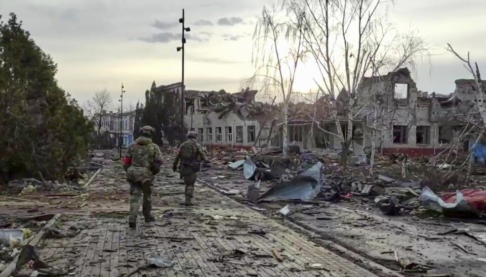 ØDELEGGELSER: Dette bildet skal vise russiske soldater på patrulje i Sudzha i Kursk-regionen, 13. mars 2025.