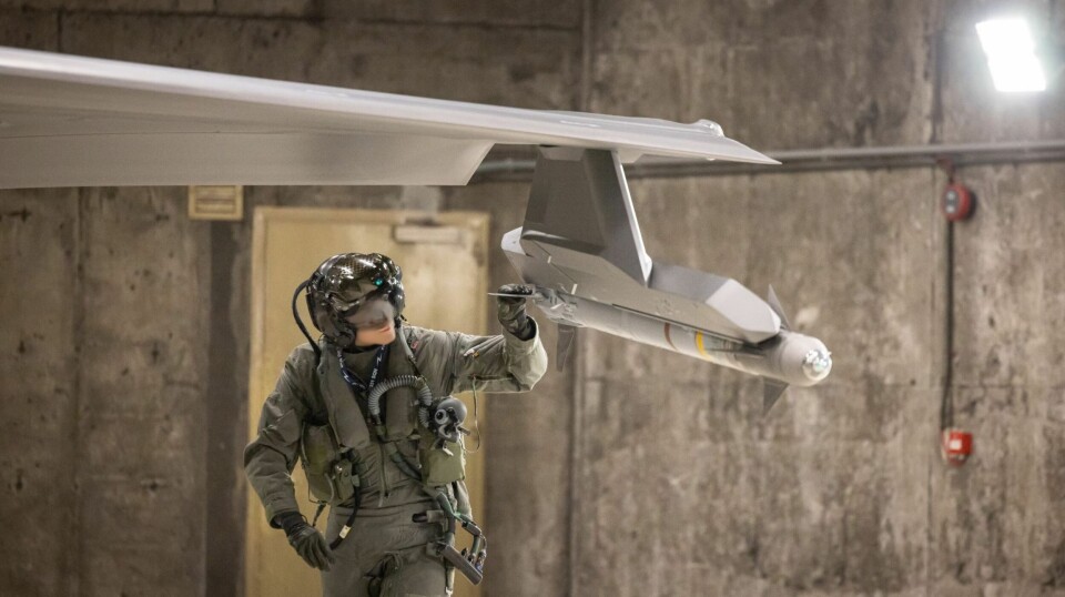 MISSIL: En norsk F-35-flyger inspiserer et AIM-9X-missil i en hangar i 2024.