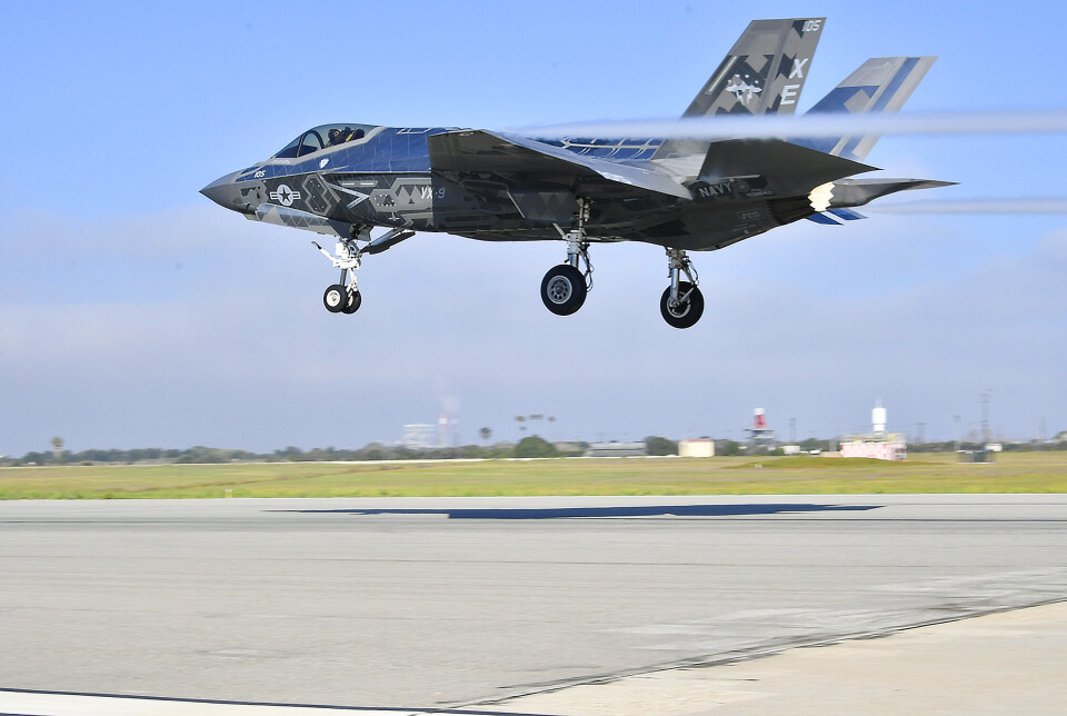 SPEIL: Et F-35 på vei inn for landing på Naval Base Ventura County.