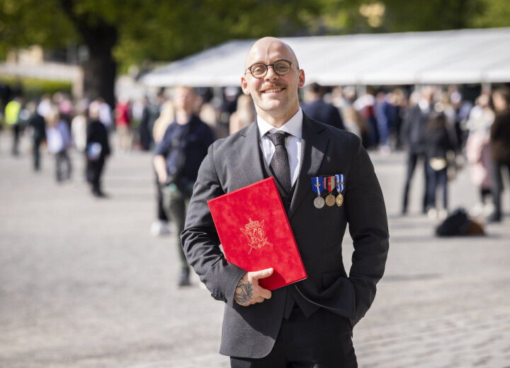 HEDRET: Lucas Ragnvald Latorre Weibel med medalje for sin rolle ved feltsykehuset i Kabul under uttrekningen fra Afghanistan.