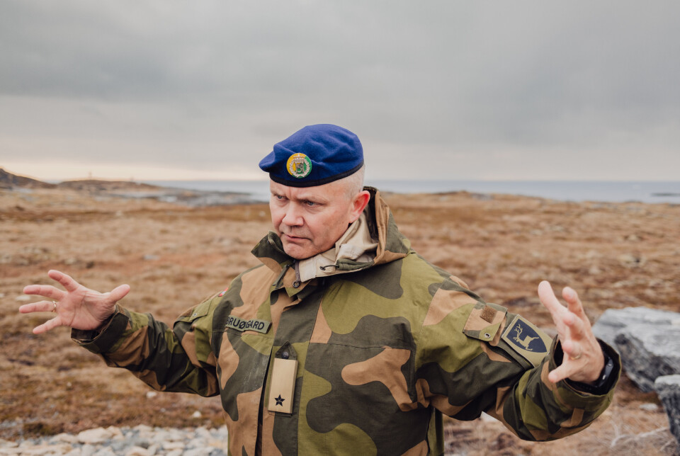 PÅ PLASS: Terje Bruøygard kom og dro i helikopter for å overvære skarpskyting med to våpensystemer i Brigade Nord. Han fikk ikke sett et eneste skudd avfyrt.