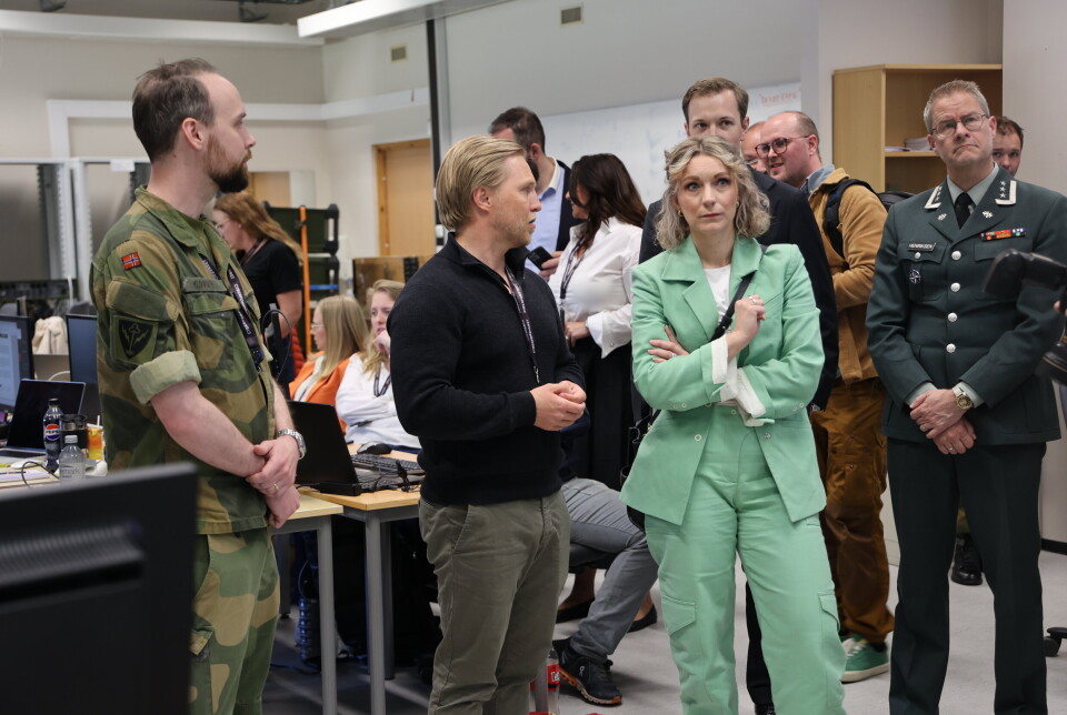 LOCKED SHIELDS: Digitaliserings- og forvaltningsminister Karianne Tung (Ap) til stede på øvelse Locked Shields 2025 på Jørstadmoen.