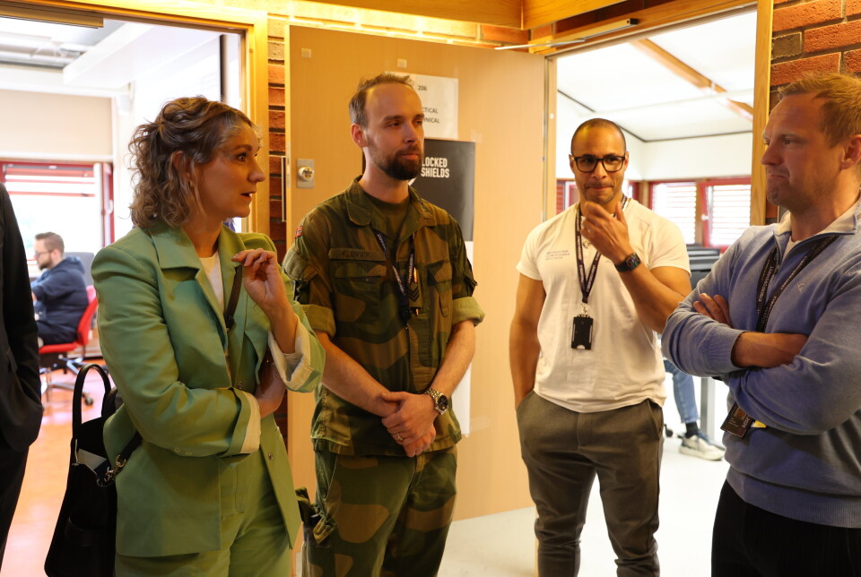 MINISTEREN: Digitaliserings- og forvaltningsminister Karianne Tung (Ap) hilste på noen av deltakerne på øvelse Locked Shields 2025 på Jørstadmoen.