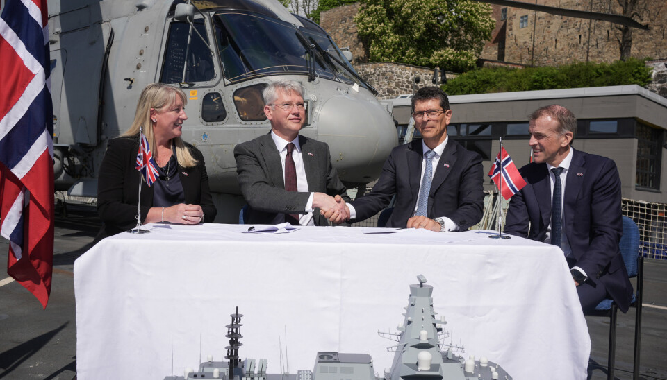 SIGNERT: De to toppsjefene signerte samarbeidsavtalen om bord den britiske fregatten HMS St Albans under et besøk i Oslo fredag. Storbritannias statsminister Keir Starmer var også til stede.