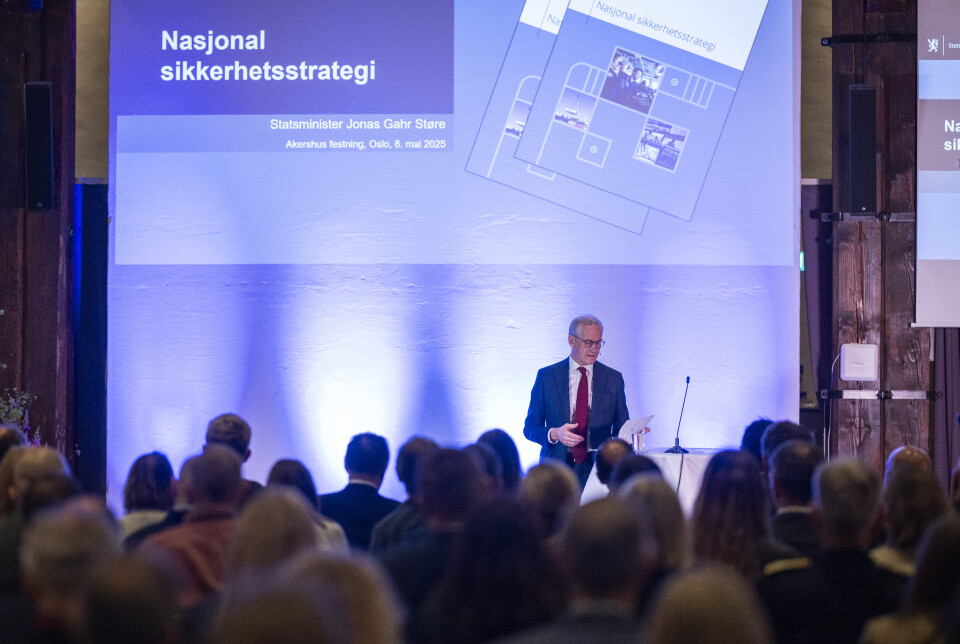 FANEHALLEN: Jonas Gahr Støre legger frem nasjonal sikkerhetsstrategi i Fanehallen på Akershus festning.